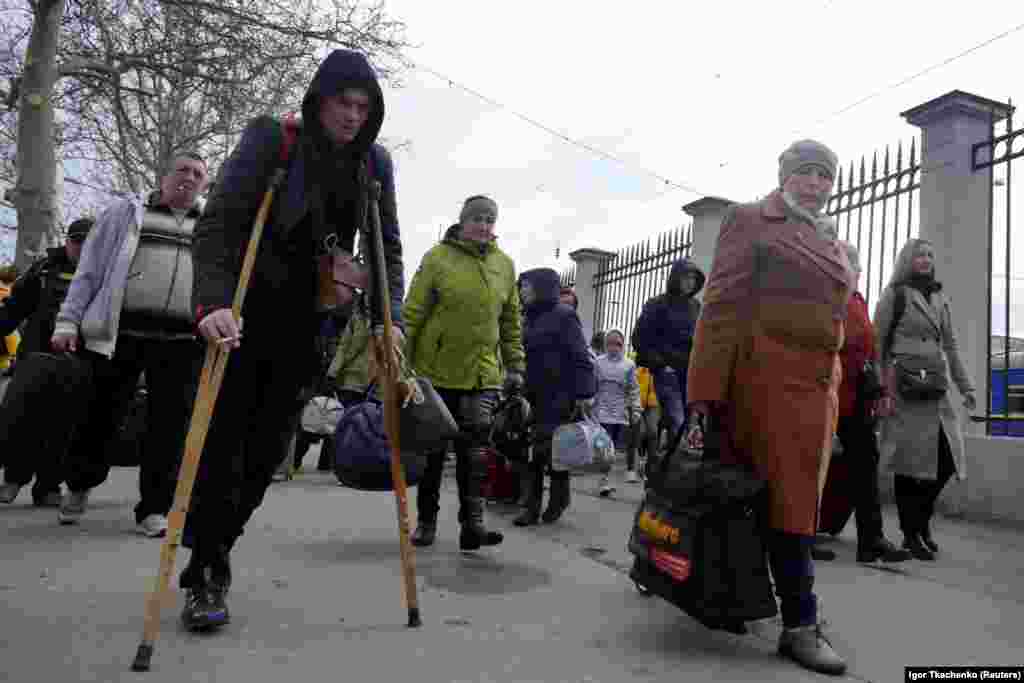 Бежавшие из Николаева жители прибывают в Одессу, 20 апреля. Фотограф Reuters сообщил, что город Николаев &laquo;ежедневно обстреливают&raquo;. 19 апреля президент Украины Владимир Зеленский заявил о начале ожидавшегося наступления России на Донбасс&nbsp;