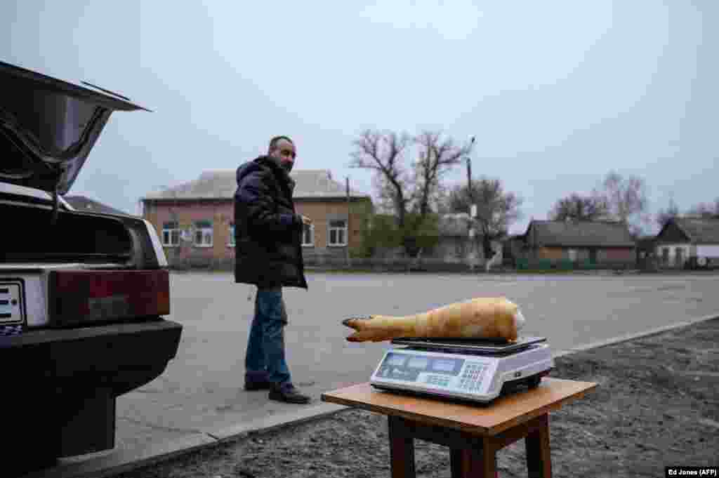 Выставленная на продажу свиная нога на улице в Орехове, 19 апреля