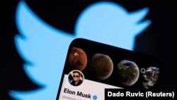 Musk je u sukob sa rukovodstvom Tvitera ušao još na njihovom prvom sastanku u aprilu. Tom prilikom izjavio je da ne umeju društvenu mrežu da učine poslovno održivom