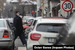 Premierul Florin Cîțu a mers pe jos până la Guvern pentru a promova campania „Vinerea Verde".