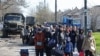 Ukrajinci čekaju da uđu u autobus iz Mariupolja u aprilu. Podaci prikupljeni u centrima za filtriranje u delovima Ukrajine pod kontrolom Rusije, mogli bi da budu od neprocenjive vrednosti za Kremlj tokom takozvanih referenduma u okupiranim regionima o pridruživanju Rusiji.