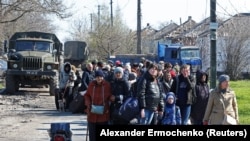 Ukrajinci čekaju da uđu u autobus iz Mariupolja u aprilu. Podaci prikupljeni u centrima za filtriranje u delovima Ukrajine pod kontrolom Rusije, mogli bi da budu od neprocenjive vrednosti za Kremlj tokom takozvanih referenduma u okupiranim regionima o pridruživanju Rusiji.