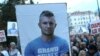 Dženan Memić (na fotografiji) je na Ilidži kod Sarajeva zadobio teške povrede glave, u incidentu koje je Tužilaštvo Kantona Sarajevo okvalifikovalo kao saobraćajnu nesreću, dok porodica Memić tvrdi da je ubijen