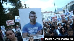 Jedan od protesta na kojima su građani tražili da institucije riješe slučaj smrti Dženana Memića. Sarajevo 2018.