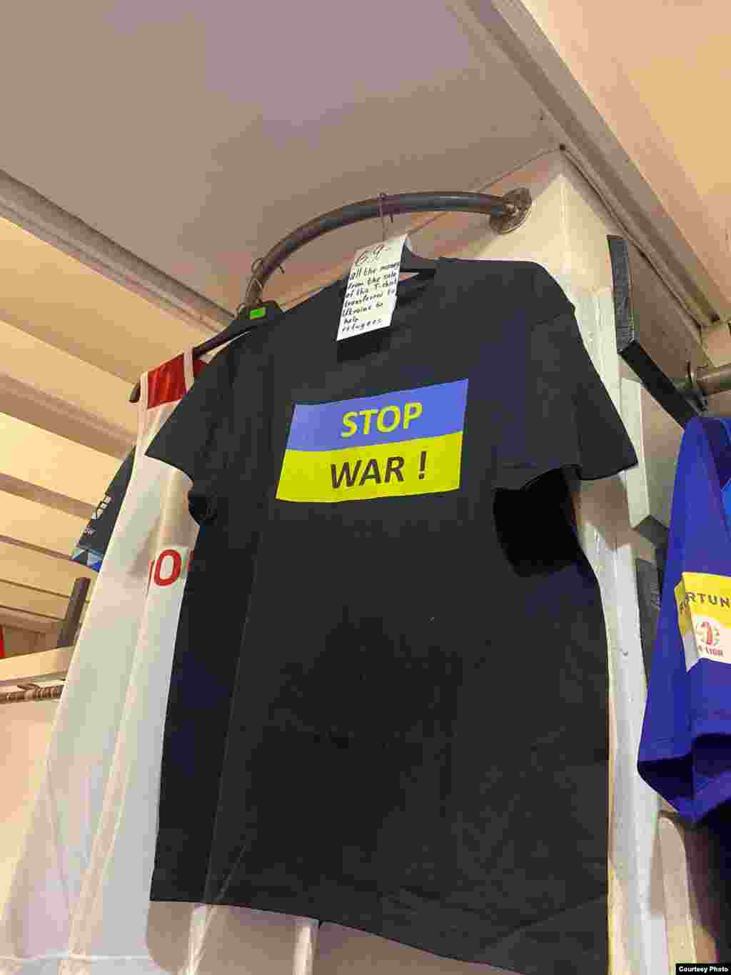 Продажа футболок з написом «No war!»