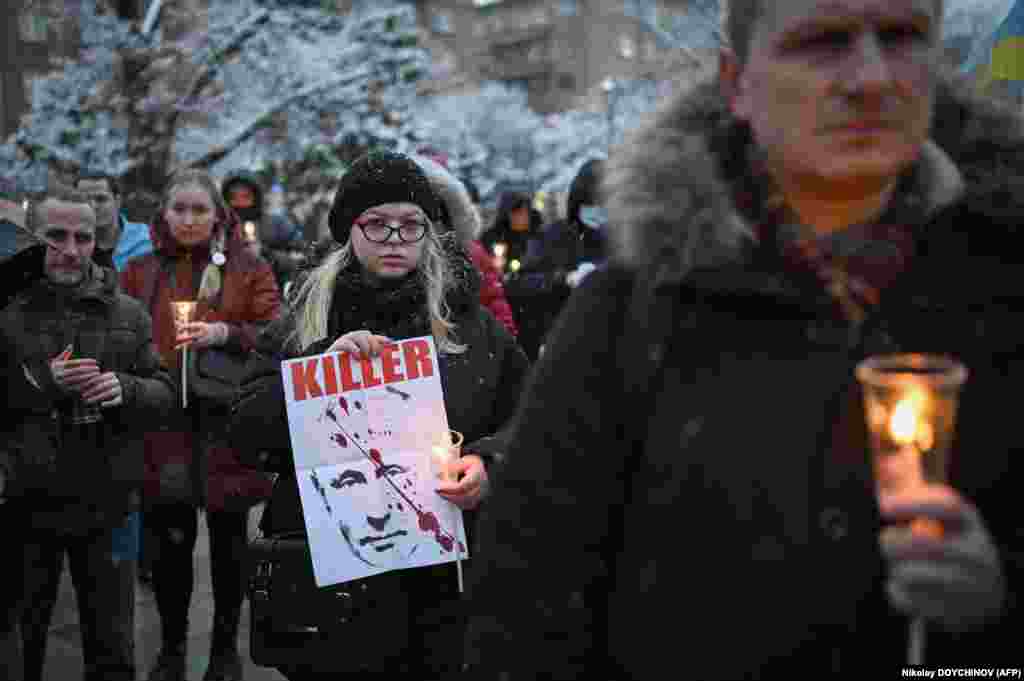 София. Украинаны колдогон акциянын катышуучусу орус президенти Владимир Путиндин "Киши өлтүргүч" деп жазылган сүрөтүн кармап турат. 6-март, 2022-жыл.
