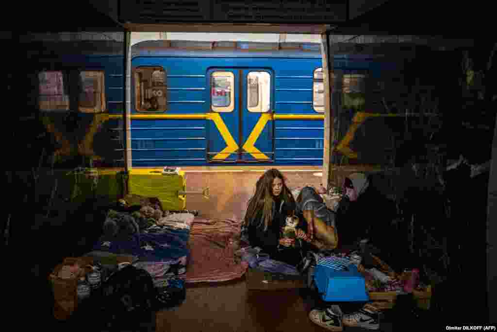 Украина, Киев. Орусиянын чабуулунда жарандардын бомбадан коргонуучу жайына айланган метро станция. 