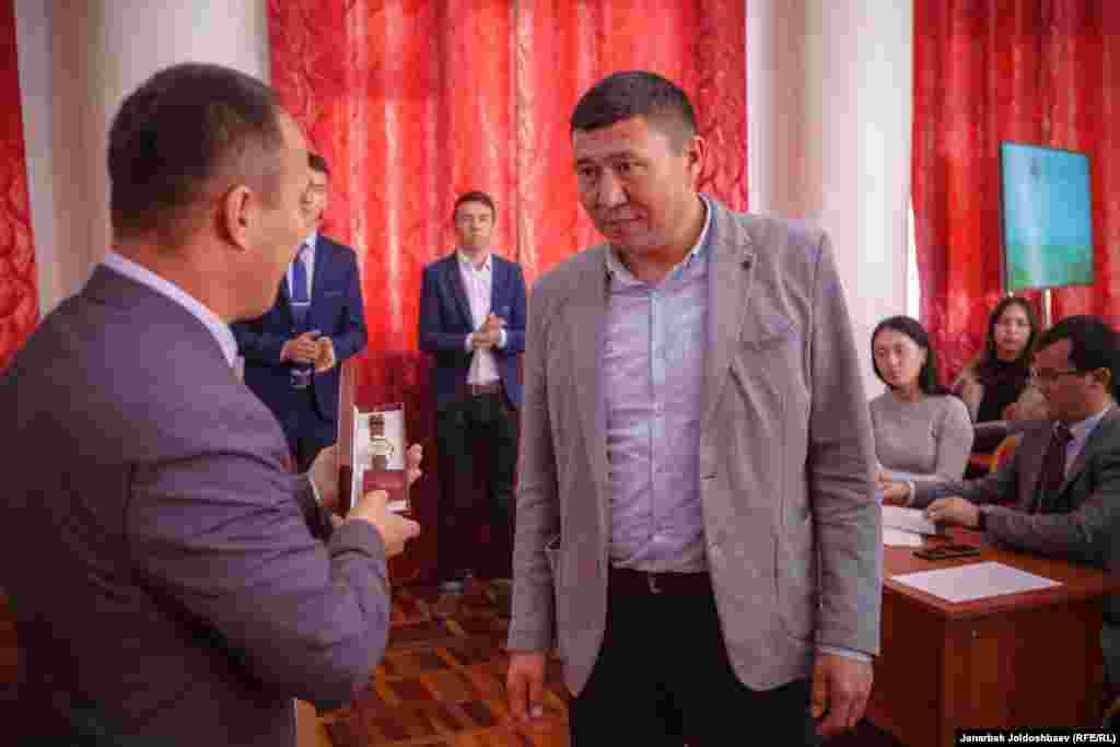 "Азаттыктын" кабарчысы Ыдырыс Исаков өкмөттүн сыйлыгын алды. 