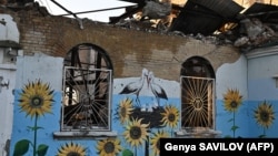 O pictură pe un perete la un centru cultural grav avariat din Irpin, la nord-vest de Kiev 