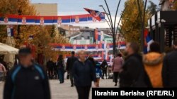 Zastave Srbije na trgu u Severnoj Mitrovici na Kosovu 