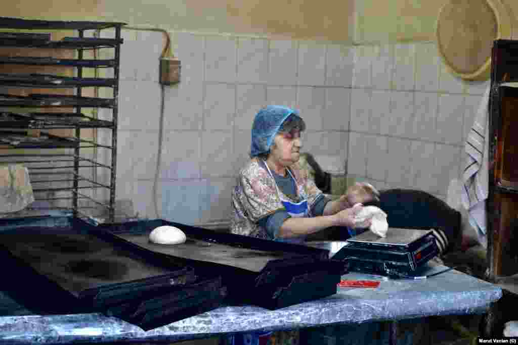 Լիդա Միքայելյանը խմոր է կտրատում Ստեփանակերտի հացի փռում: Հացթուխը լուսանկարիչ Վանյանին ասել է, որ &laquo;փառք Աստծո, դեռ հաց կա, բայց բանջարեղեն ընդհանրապես չկա&raquo;: 87-ամյա կինն ասում է, որ ռուս խաղաղապահները, որոնց հանձնարարված է պաշտպանել Լաչինի միջանցքը, գնալով ավելի անատամ են դառնում, քանի որ Ուկրաինա աղետալի ներխուժում իրականացրած Ռուսաստանը գնալով ավելի է խրվում այդ պատերազմում։ &laquo;Ադրբեջանն օգտագործում է այս պահը իր ծրագրերն առաջ տանելու համար&raquo;,- ասում է Միքայելյանը՝ հավելելով, որ &laquo;Ռուսաստանն ի վիճակի չէ պահպանել մեր անվտանգությունը, բայց միևնույն ժամանակ չի ցանկանում մեզ &laquo;կորցնել&raquo;։ Այսպիսին է իրավիճակը&raquo;։ &nbsp;