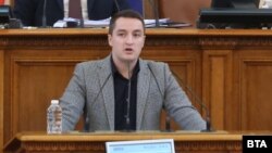 Депутатът Явор Божанков изчете от парламентарната трибуна декларация на ПП-ДБ