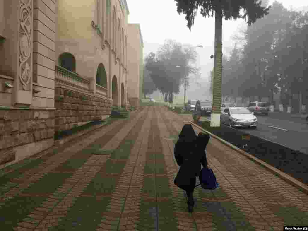 Ստեփանակերտի կենտրոնական փողոցներից մեկում: Տեղացի լրագրող և լուսանկարիչ Մարութ Վանյանը պարբերաբար նոր լուսանկարներ է հրապարակում շրջափակված Ստեփանակերտից։ Նա ասում է, որ իրավիճակը հատկապես սրվել է դեկտեմբերի 13-ից դեկտեմբերի 16-ն ընկած ժամանակահատվածում, երբ ցրտաշունչ եղանակի պայմաններում դադարեցվել էր Լեռնային Ղարաբաղի գազամատակարարումը, ինչի հետևանքով փակվեցին դպրոցները, մանկապարտեզները և այլ հաստատություններ: 