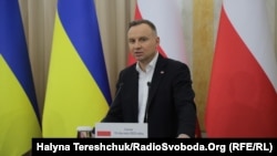 Найближчими тижнями Україна терміново має отримати військову техніку вд своїх західних союзників, наголосив президент Польщі Анджей Дуда
