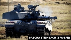 Британський танк Challenger 2. Британія стала першої країною, яка заявила про готовність надати Україні бойові важкі танки