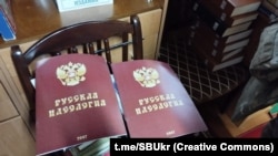 Фото СБУ, яка 23 листопада 2022 року повідомила, що під час перевірок приміщень УПЦ (МП) виявила, зокрема, проросійську літературу для навчання у семінарії та приходських школах, «у тому числі для пропаганди «русского мира»