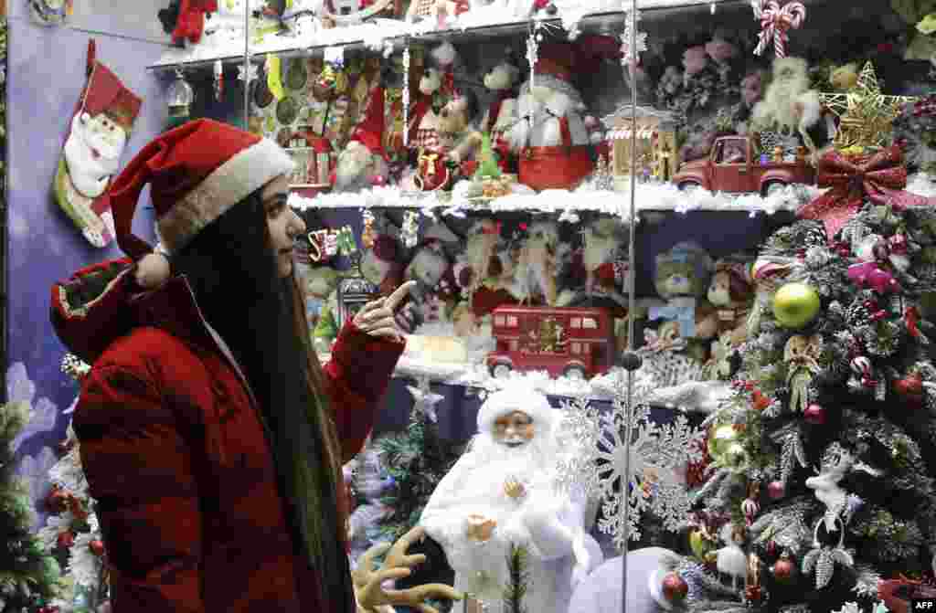Žena gleda božićne ukrase u Teheranu, 25. decembra. Od 26. decembra u nekim su dijelovima Irana trajali prosvjedi zbog smrtonosnog gušenja prosvjeda izazvanih smrću Mahse Amini u septembru. &nbsp;