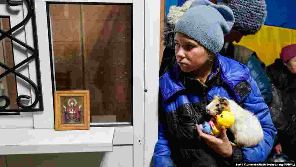 «Счастье мое, ты приехала! Ты что, свинку забрала?», – говорит Софийкина тетя. «Конечно, она же пол войны уже прожила», – отвечает девочка, прижимая Пепу к себе и целуя ее.