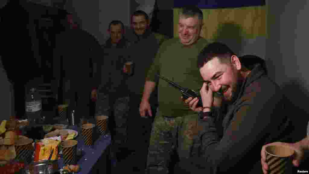Украин армиясынын минометчулар бөлүмүнүн командири Тарас Лукинчук майдандагы жоокерлерди Жаңы жылы менен куттуктап жатат. 