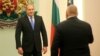 Румен Радев ще започне консултации с представителите на парламентарните групи в четвъртък. Първа ще бъда тази с ГЕРБ-СДС, но още не е ясно дали лидерът Бойко Борисов ще присъства. На снимката Радев и Борисов се срещат в президентството. Кадърът е архивен
