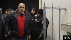 Бойко Борисов на излизане от сградата на Гражданска дирекция "Национална полиция", където беше задържан за срок от 24 часа