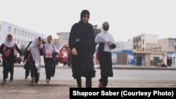 د طالبانو له لوري د نجونو د ښوونځيو بندېدل پر کور دننه او بهر پراخ غبرګونونه هم له ځان سره لرل.