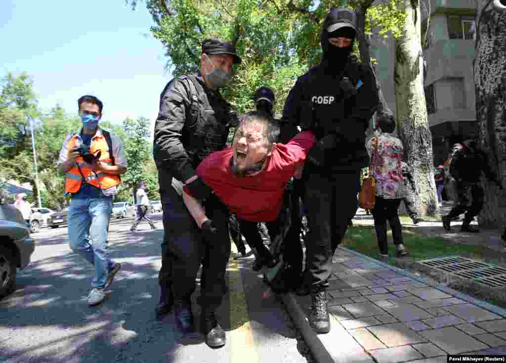 6-июнда Казакстанда митинг өткөрүү тартибин оорлоштура турган “Тынч жыйындар жөнүндө” мыйзам күчүнө кирди. Буга байланыштуу бозгундагы оппозиционер Мухтар Аблязов негиздеген «Казакстандын демократиялык кыймылы» жана журналист, активист Жанболат Мамай жетектеген Демократиялык партия түзүү боюнча демилгелүү топ тарапкерлерин митингге чыгууга чакырган.