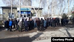 Лейлек прокуратурасынын алдындагы акция. 2022-жылдын 25-марты.