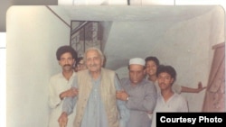 غني خان د لیکوال فضل غني د مور پر مړینې فاتحه ته ورروان دی. ۱۹۹۰م کال
