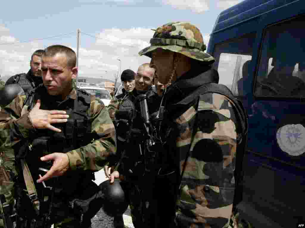 Specijalne snage kosovske policije u Mitrovici, 26.07.2011. Foto: AFP / Armend Nimani