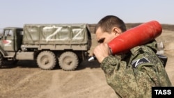 Өзүн көз карандысыз деп жарыялаган "ЛЭРдин" жикчил өкүлү “Гвоздика” өзү жүрмө каз тамандардан атып чачыратылган дүрмөттү кармап турат.