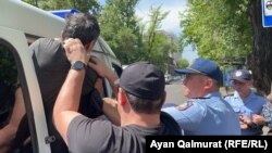 Задержания у Центрального парка Алматы 1 мая.