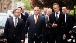 Премиерът на Унгария Виктор Орбан (в средата) и политическият му съветник Балаш Орбан (вляво) 