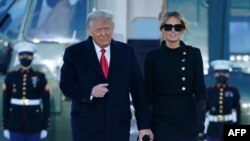 Кызматтан кетип жаткан президент Дональд Трамп жубайы Мелания менен. 2021-жылдын 20-январы. 