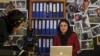 په کابل کې يوه خبریاله خپله خپرونه ثبتوي (انځور له ارشيفه)
