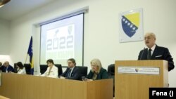 Suad Arnautović (prvi zdesna), predsjednik Centralne izborne komisije (CIK) BiH, s članovima CIK-a BiH na konferenciji za medije 4. maja 2022.