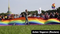 Осмият Прайд в Санкт-Петербург, 12 август 2017 г. Днес провеждането на такова събитие не е възможно, защото Русия обяви за екстремисти ЛГБТ+ хората, а това позволява наказателно преследване срещу тях. Забранена е също и "пропагандата" на ЛГБТ, която се наказва административно.