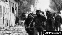 Vojnici Jugoslovenske narodne armije (JNA) u centru Vukovara, studeni 1991. godine