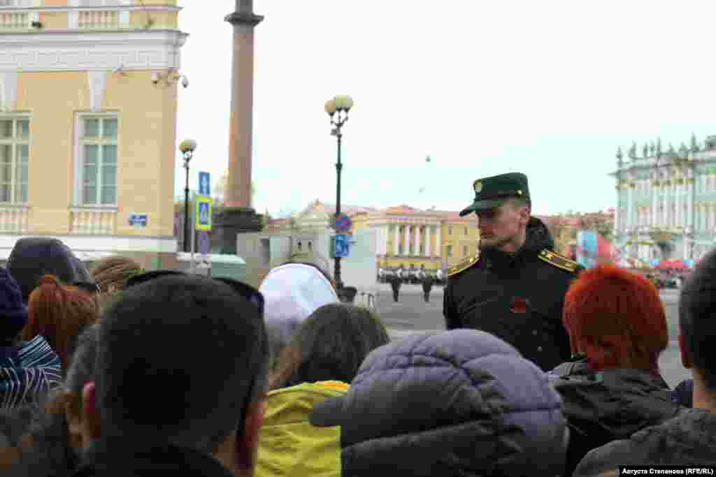 Военнослужащий в оцеплении на Дворцовой площади 