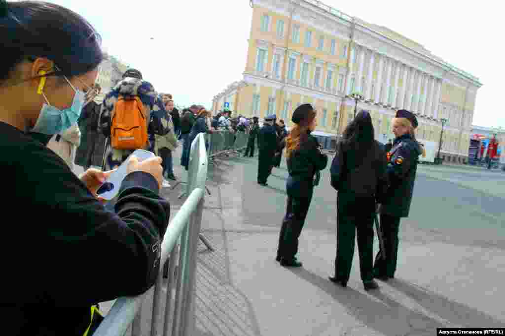 Жители и гости Петербурга посмотреть сам парад Победы на Дворцовой площади не смогли - территорию оцепили, а по периметру выставили полицию и сотрудников Росгвардии 