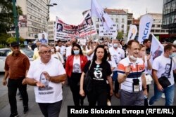 Muriz Memić i Suzana Radanović na čelu kolone tokom protesta u Sarajevu.