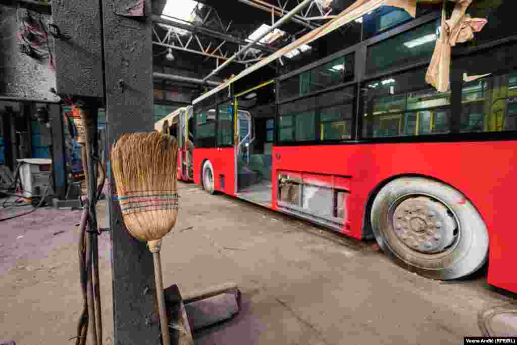 Generalni direktor i radnici fabrike uveravaju da su „Ikarbusovi“ autobusi ne samo kvalitetni već i znatno jeftiniji od onih nabavljenih iz drugih država. 