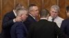 Premierul Nicolae Ciucă discută cu mai mulți membri ai Guvernului, printre care Lucian Bode - ministrul Internelor și Cătălin Predoiu - ministrul Justiției, în ultima ședință de Guvern din anul 2022.