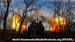 Украински военни стрелят от 122-милиметрова самоходна артилерийска установка 2С1 "Гвоздик" по струпване на военна техника и пехота на Русия в Донецка област, 2 декември 2022 г.