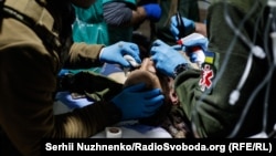 Фотографія зі стабілізаційного медичного пункту під Бахумутом. Одна мить роботи фронтових медиків із порятунку життя оборонців України. Листопад 2022 року 