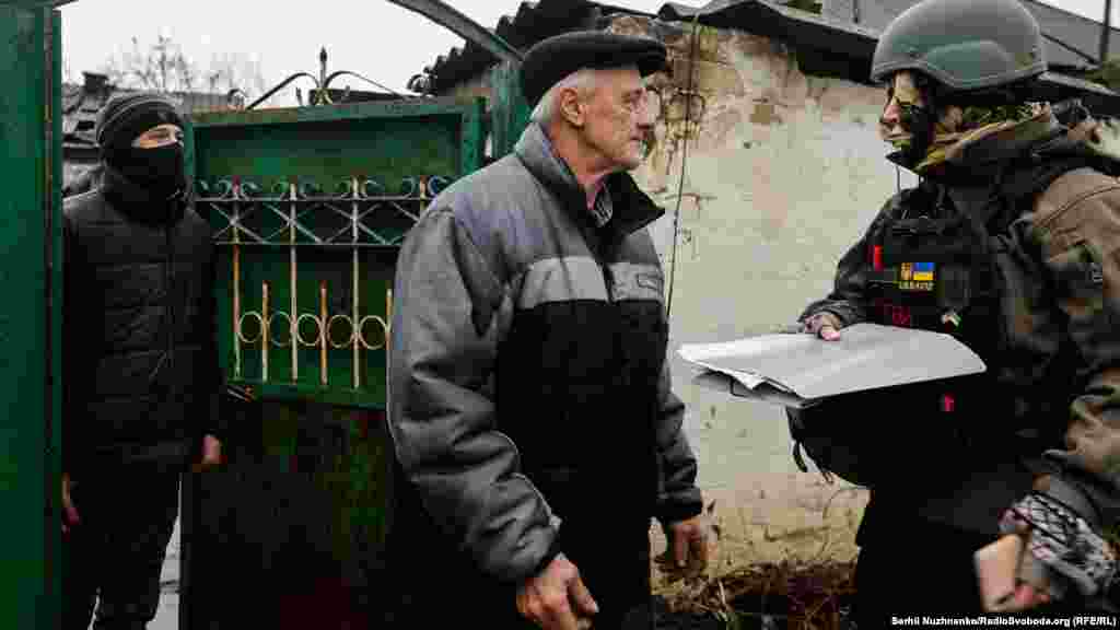 Местный житель Сергей Викторович и волонтер Ольга Зайцева. «Я на передовой с первых дней, с нуля вывожу людей в более безопасное место. Дальше другие волонтеры подхватывают их. Везут дальше. Когда ты можешь помогать людям, идет эмоциональная отдача», – рассказывает Зайцева, пока мы идем на другой край села.