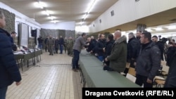 Predsednik Srbije Aleksandar Vučić (stoji ispred stola) sa Milanom Radoičićem nakon sastanka sa učesnicima barikada na severu Kosova, 28. decembar 2022.