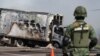 На много от снимките се виждат изгорели коли и камиони, оставени на ключови улици в града. 