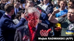 Торік російського посла 9 травня облили червоною фарбою – також на знак протесту проти російського вторгнення в Україну
