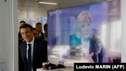 Francuski predsenik i protivkandidat Marin Le Pen (na ekranu desno) na drugom krugu izbora u Francuskoj, u poseti francuskim medijima 4. aprila 2022. godine 